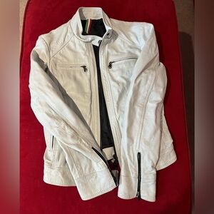 White Pelle leather motorcycle jacket size 40 which I believe would be a small